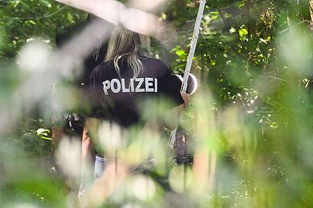 Eine Mitarbeiterin der Spurensicherung der Polizei Salzgitter steht an einem Tatort.