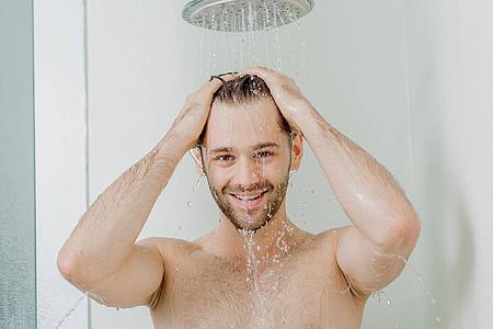 Duschen statt Baden kann enorm Wasser sparen.