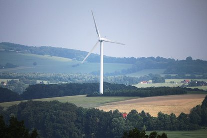 Ein Windrad im Kreis Herford auf Feldern