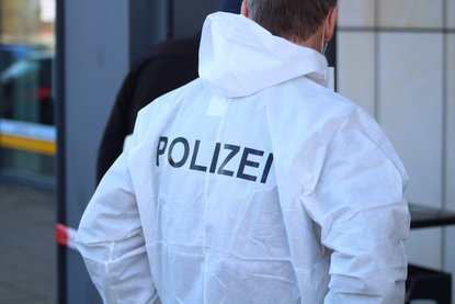 Ein Polizist im Schutzanzug sichert Tatort-Spuren