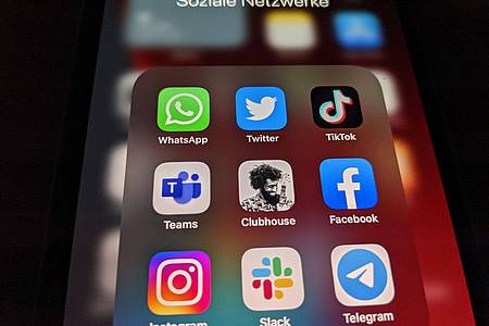 Die Logos der Social-Media-Plattformen und Messenger-Dienste WhatsApp (l-r), Twitter, TikTok, Microsoft Teams, Clubhouse, Facebook, Instagram, Slack und Telegramm sind auf einem Smartphone zu sehen.