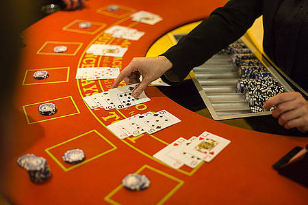 Spielkarten auf einem Casino-Tisch