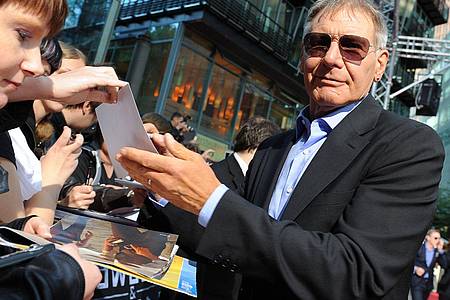 Seine Autogramme sind begehrt: Harrison Ford bei der Deutschlandpremiere von «Cowboys & Aliens» in Berlin.
