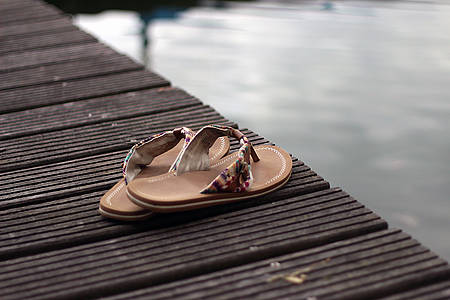 Flip Flops auf einem Steg