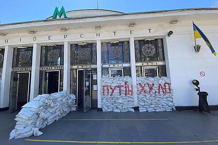 An einer Metrostation in Kiew sollen Sandsäcke die Gebäude schütze - mit der Parole «Putin chuilo» (etwa: «Putin ist ein Schwanzgesicht»).