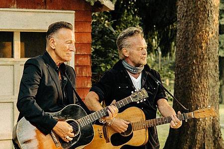 Gleichklang: Bruce Springsteen und John Mellencamp. Foto: Taryn Weitzman/Republic/Universal/dpa