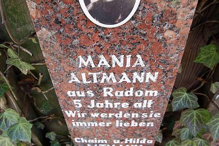 Ein Gedenkstein mit der Inschrift «Mania Altmann aus Radom, fünf Jahre alt, Wir werden sie immer lieben steht im Rosengarten der Hamburger Gedenkstätte Bullenhuser Damm.
