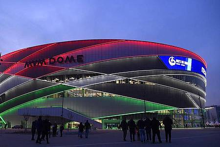 Die MVM Dome-Handball-Arena leuchtet vor dem Spiel in den Farben der ungarischen Flagge. Foto: Tamas Kovacs/MTI/AP/dpa
