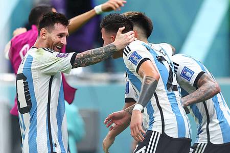Lionel Messi jubelt nach seinem Treffer zum 1:0 mit seinen Mitspielern.