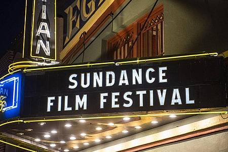 Vor dem Eingang des Egyptian Theatre in Park City leuchtet der Schriftzug zum "Sundance Film Festival". Foto: Arthur Mola/Invision/dpa