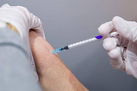 EU-Behörden empfehlen eine zweite Booster-Impfung für Menschen ab 60 Jahren.