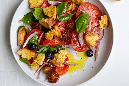 Ein intensiv-fruchtiges Olivenöl passt gut zu einem Salat aus Brot, Tomaten und Paprika.