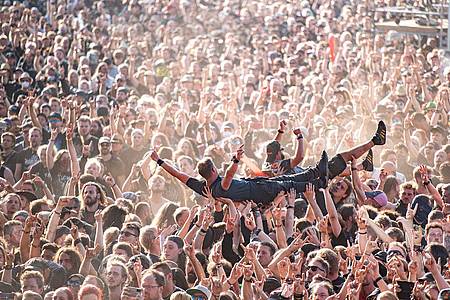Crowdsurfen in Wacke. Das WOA gilt als größtes Heavy-Metal-Festival der Welt.