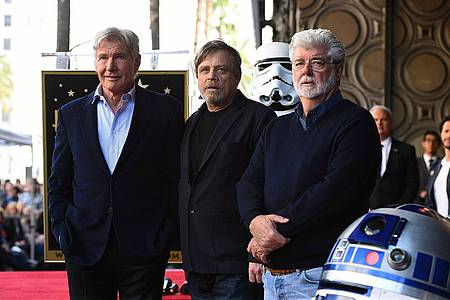 Mark Hamill (M) erhält einen Stern auf dem «Walk of Fame» - begleitet wird er von seinen «Stars Wars«-Kollegen Harrison Ford (l) und George Lucas.