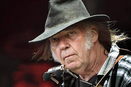 Neil Young tritt auf dem Roskilde Festival auf. Weil sie Falschinformationen über Corona-Impfstoffe verbreitet haben soll, hat der kanadische Rockstar Neil Young der Audio-Plattform Spotify mit einem Boykott gedroht. Foto: Nils Meilvang/SCANPIX DENMARK/dp
