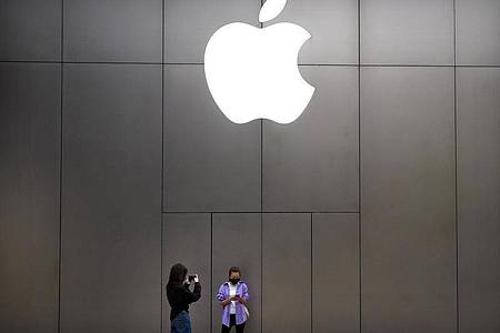 Apples iPhone war im vergangenen Weihnachtsquartal nach Berechnungen von Marktforschern das meistverkaufte Smartphone in China. Foto: Mark Schiefelbein/AP/dpa