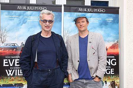 Wim Wenders (l) und Marten Persiel bei der Premiere von «Everything Will Change» in Berlin.