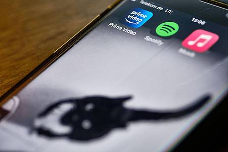 Die Apps der Streaminganbieter Amazon Prime Video (l-r), Spotify und Apple Music sind auf dem Display eines iPhones zu sehen.