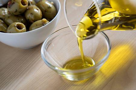 Beim Kauf von Olivenöl fühlen sich viele Menschen oft überfordert. Eine Top-Qualität lässt sich aber an Geruch und Geschmack erkennen.