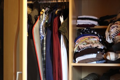 Kleidung in Kleiderschrank