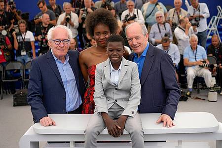 Regisseur Jean-Pierre Dardenne (l-r), Mbundu Joely, Pablo Schils und Regisseur Luc Dardenne stellten ihren Film «Tori and Lokita» in Cannes vor.