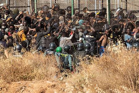 Migranten kommen auf spanischem Boden an, nachdem sie die Zäune zwischen der spanischen Exklave Melilla und Marokko überquert haben.