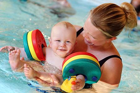 Vertrauen: Eltern können ihrem Kind Freude am Wasser vermitteln.