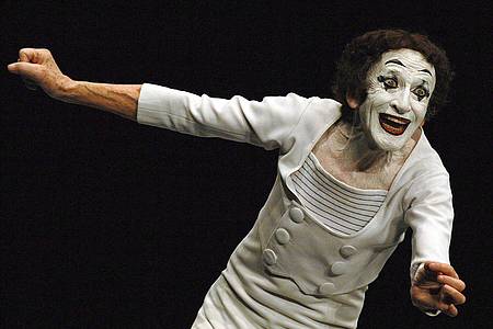 Pantomime Marcel Marceau bei einem Auftritt,