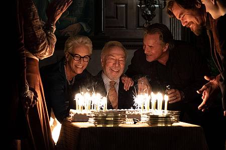 Der Geburtstag von Harlan Thrombey (Christopher Plummer, hinten Mitte) wird groß gefeiert.