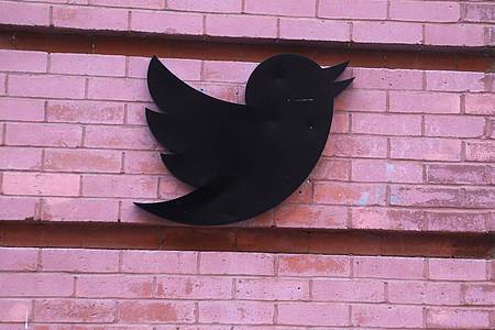 Das Twitter-Logo hängt außen an den Büros in der 249 17th Street in Chelsea, New York.