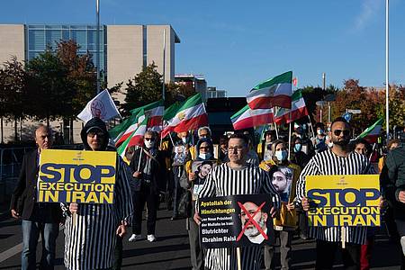 Demonstranten protestieren in Berlin gegen Hinrichtungen im Iran (Archivbild).