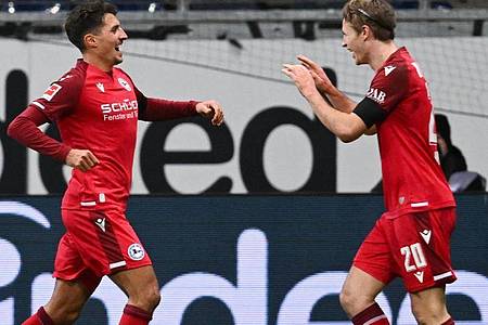 Die Bielefelder Alessandro Schöpf (l) und Patrick Wimmer jubeln nach dem Tor zum 2:0 bei Eintracht Frankfurt. Foto: Arne Dedert/dpa