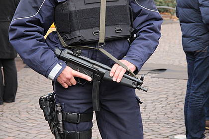 SEK-Beamter mit Waffe