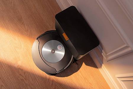 Endlich Pause: Der iRobot Roomba Combo j7+ an seiner Absaugstation.