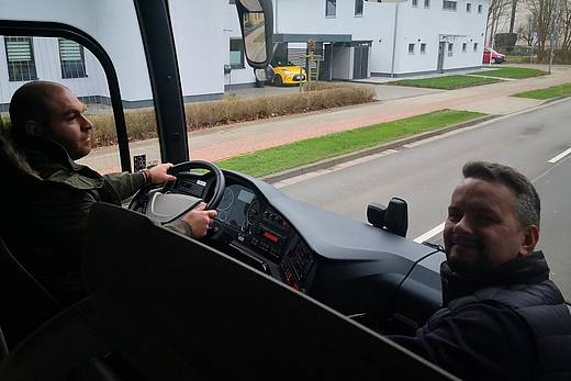 Fahrlehrer Mathias Janowiak in einem Bus