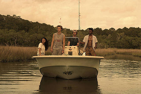 Outer Banks Vier Jugendliche auf einem Boot