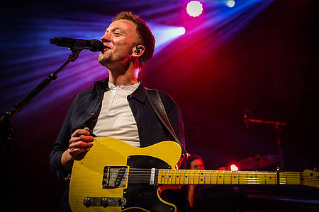 Sänger Joris mit seiner Gitarre