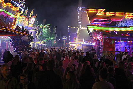 Beleuchtete Stände und Menschenmenge auf dem lasheimer Markt