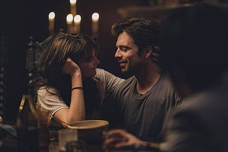 Mann und Frau sitzen in einer Bar und schauen sich an