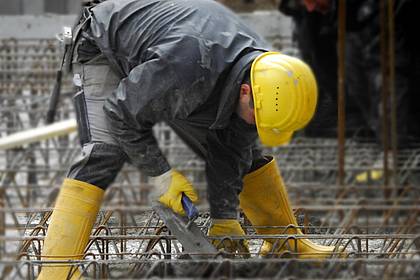 Bauarbeiter mit Schutzhelm