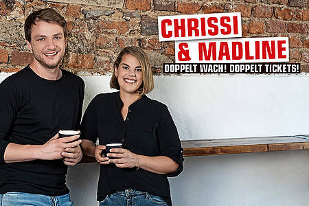 Chrissi und Madline mit einem Kaffee in der Hand