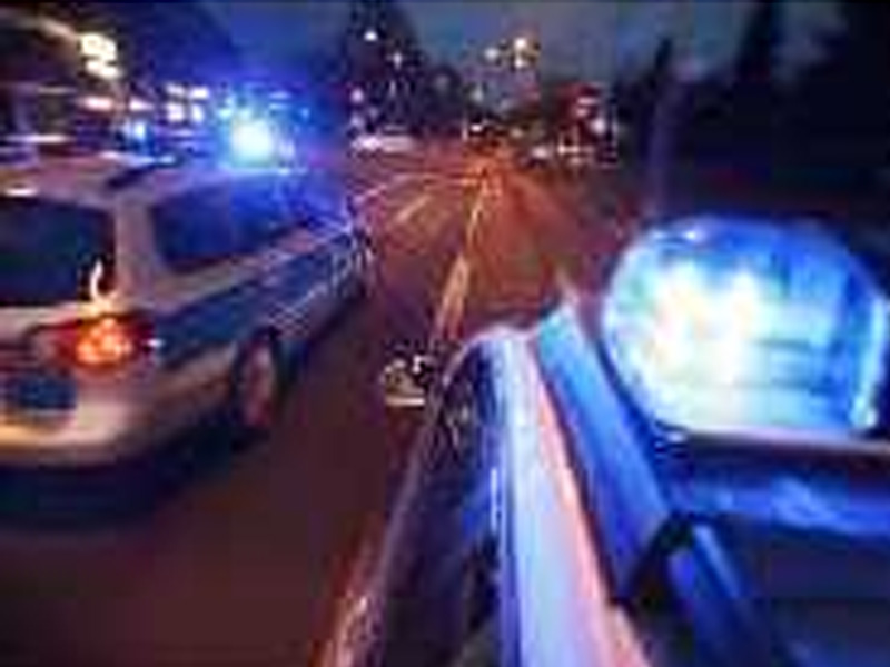 Polizeiautos mit Blaulicht bei Nacht